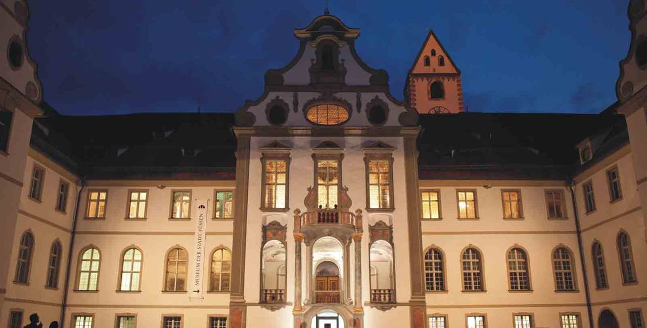 Der beeindruckende Klosterhof des ehemaligen Benediktinerklosters Sankt Mang in Füssen.
