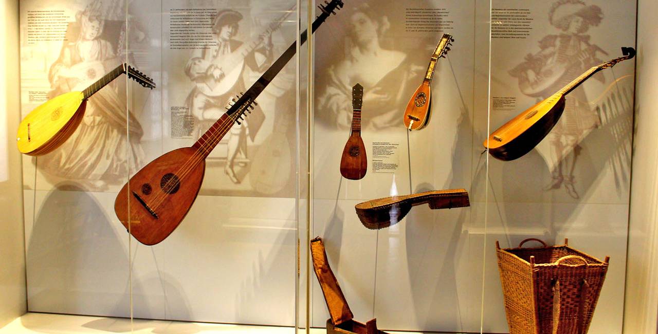Ausstellung zum Thema Lauten im Museum der Stadt Füssen